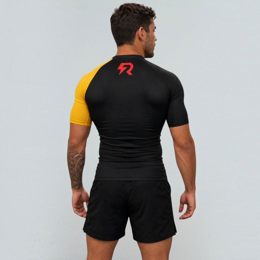 BJJ-Rashguard-Hersteller-Back-View-Design Rückansicht eines individuell angefertigten BJJ-Rashguards, getragen von einem Kampfsportler in einem Trainingsstudio.