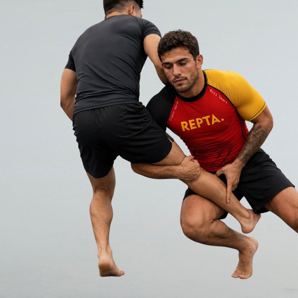 BJJ-Rashguard-Manufacturer-Action-Training-Photo BJJ-Kämpfer mit maßgeschneidertem Rashguard beim Training von Beinangriffen im No-Gi-Grappling