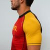 Seitenansicht des maßgefertigten No-Gi-Rashguards mit Kragen, Ärmeldesign und Flachnähten