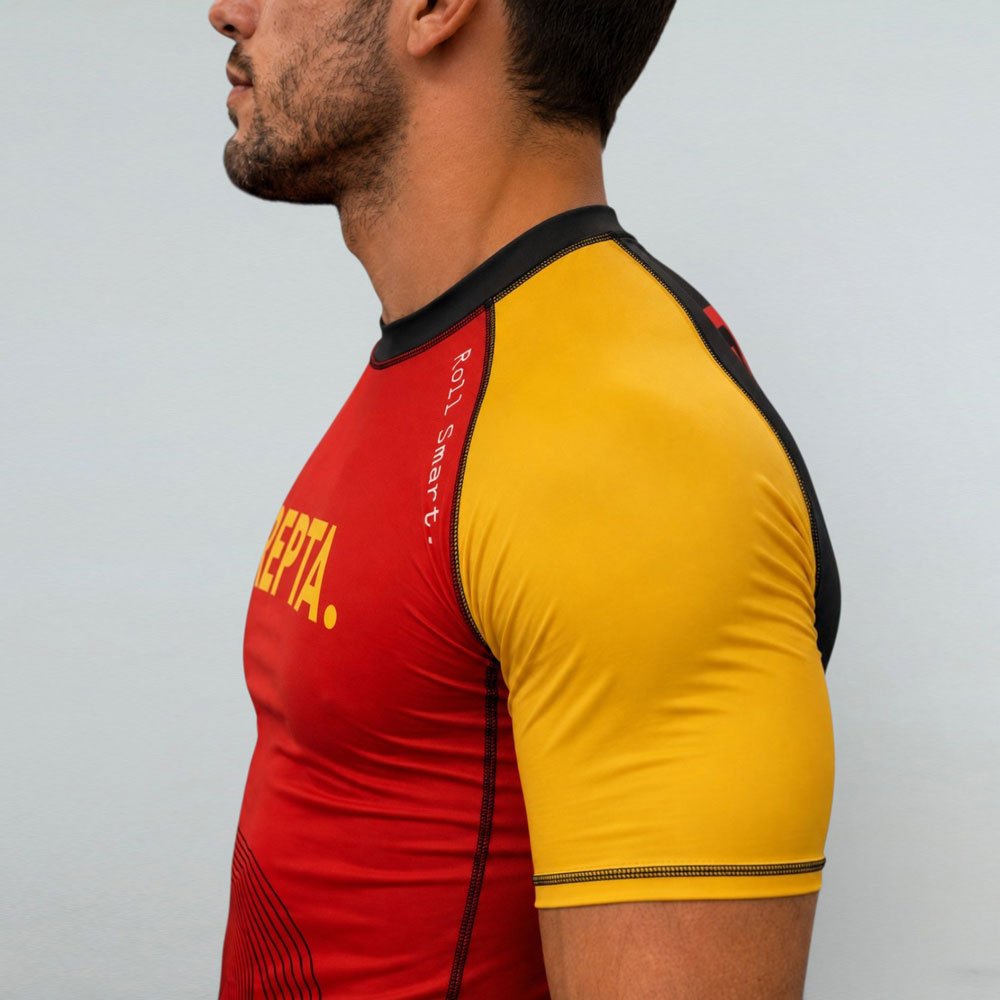No-Gi-Rashguard-Side-Neck-Detail Seitenansicht des maßgefertigten No-Gi-Rashguards mit Kragen, Ärmeldesign und Flachnähten